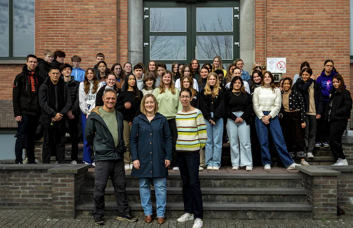 schepen van erfgoed joris vandenhoucke links vooraan kon rekenen op de leerlingen van het vijfde jaar van campus glorieux secundair voor de expo in de ban van het beest