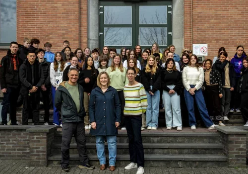 schepen van erfgoed joris vandenhoucke links vooraan kon rekenen op de leerlingen van het vijfde jaar van campus glorieux secundair voor de expo in de ban van het beest